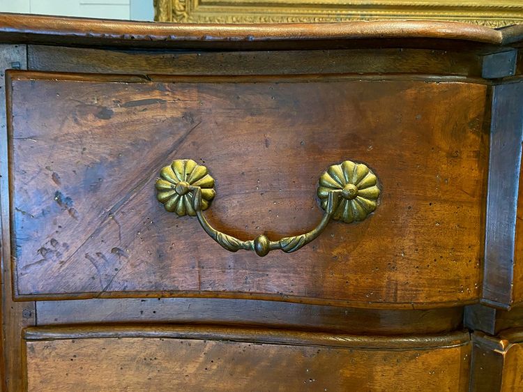 Commode en noyer Louis XV, façade arbalète. XVIIIe