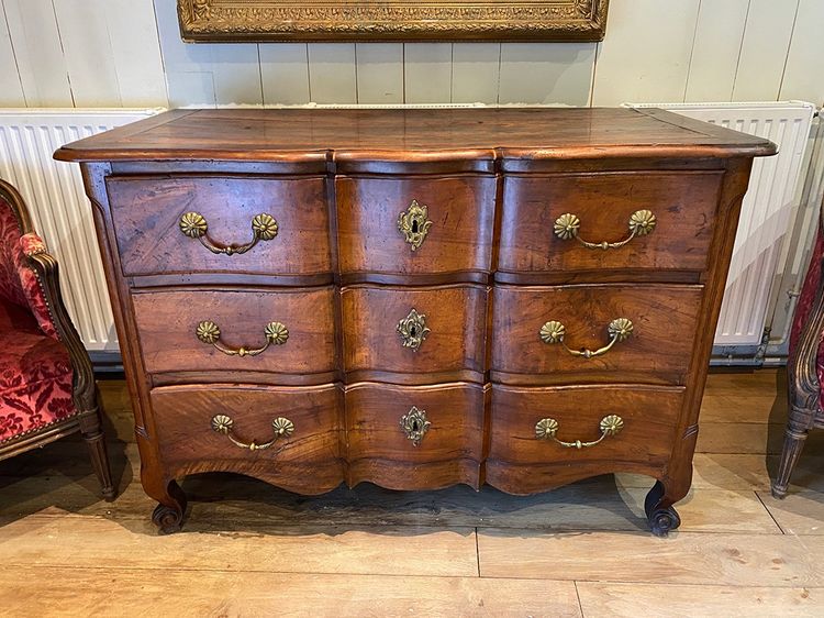 Commode en noyer Louis XV, façade arbalète. XVIIIe