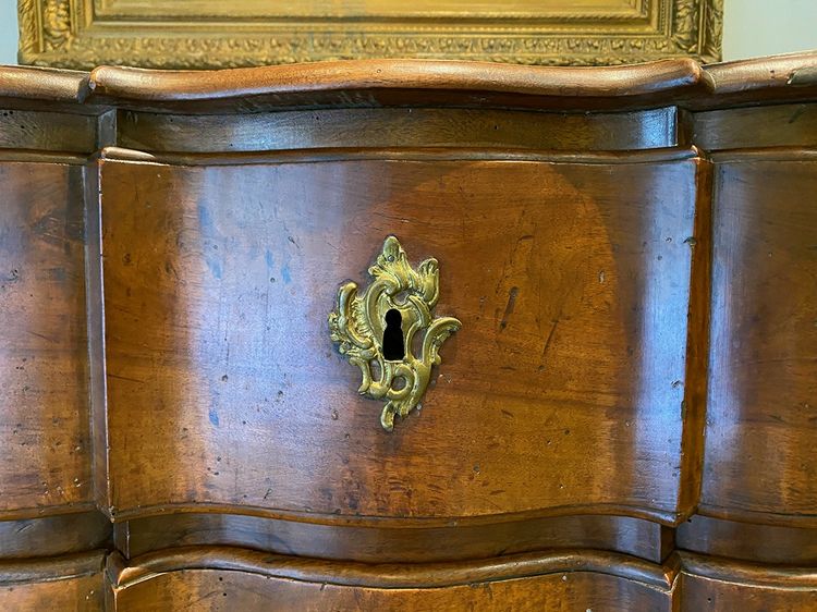 Commode en noyer Louis XV, façade arbalète. XVIIIe