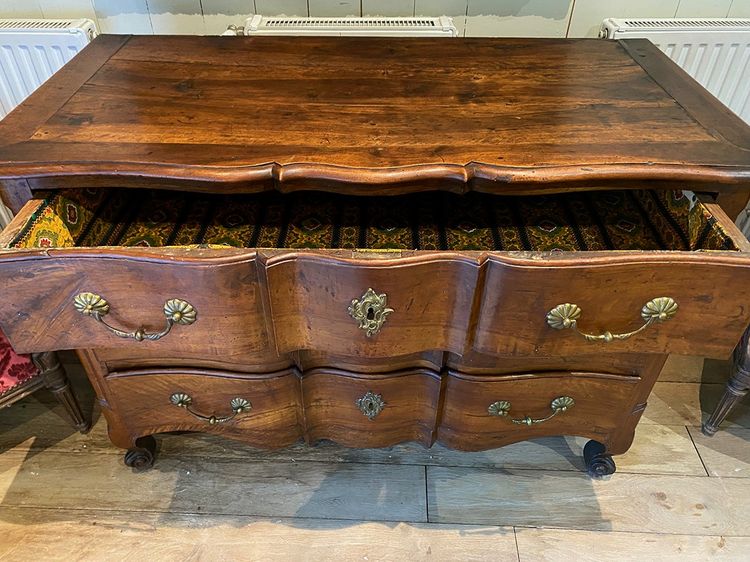 Commode en noyer Louis XV, façade arbalète. XVIIIe