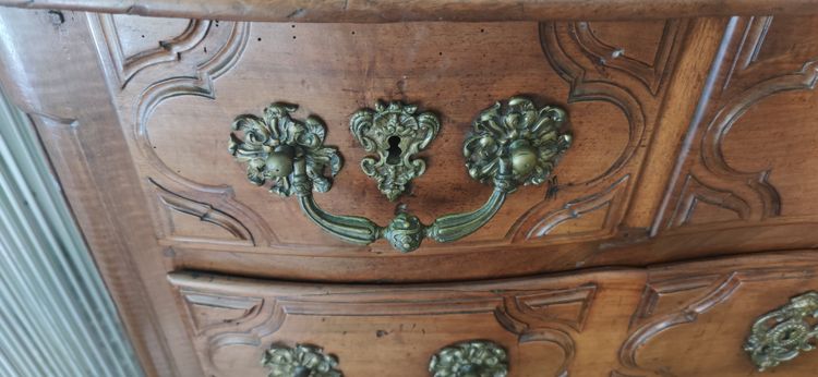 18th century walnut chest of drawers with 5 drawers