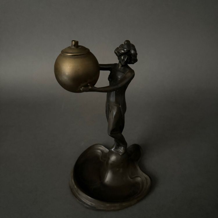 Statuette 1900 Art Nouveau en étain ou régule femme portant une boule