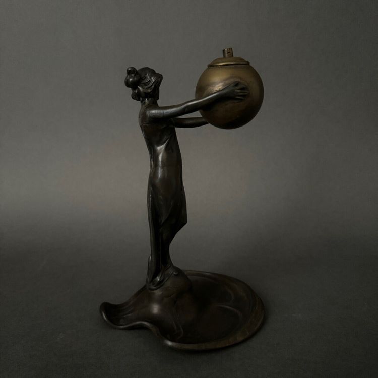 Statuette 1900 Art Nouveau en étain ou régule femme portant une boule