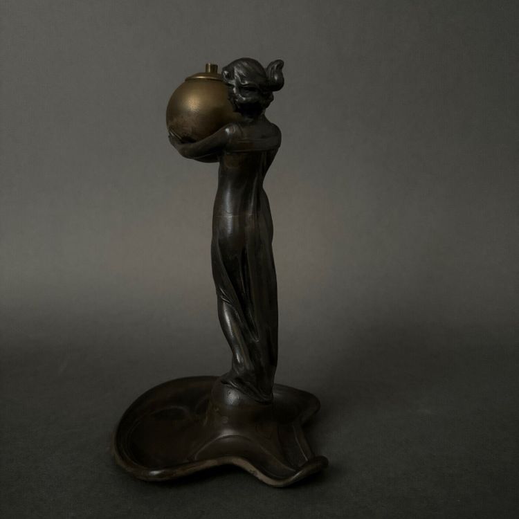 Statuette 1900 Art Nouveau en étain ou régule femme portant une boule