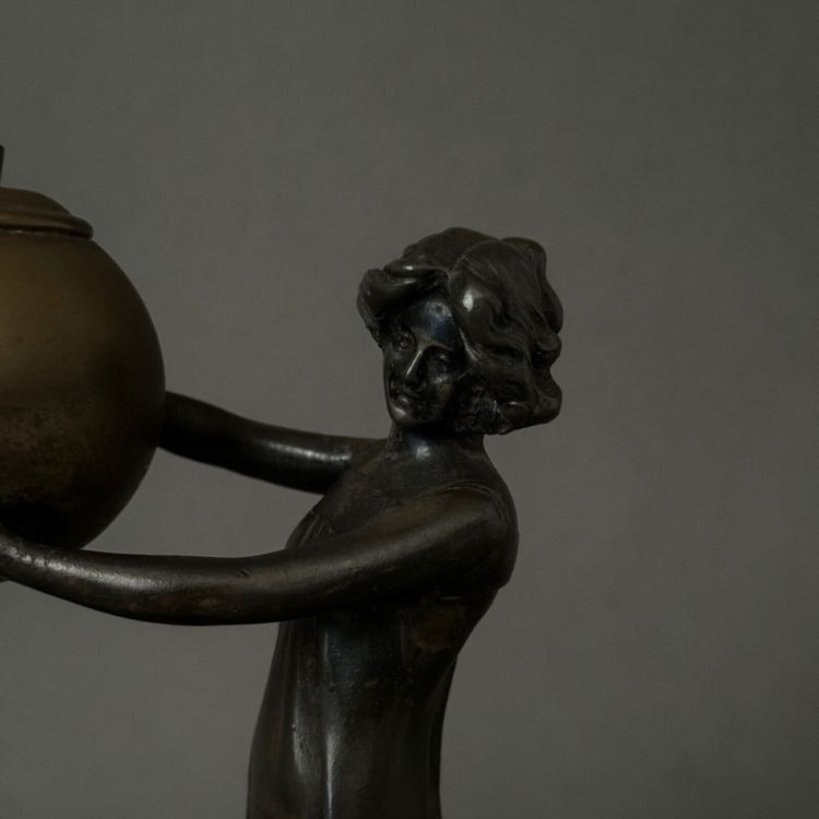 Statuette 1900 Art Nouveau en étain ou régule femme portant une boule