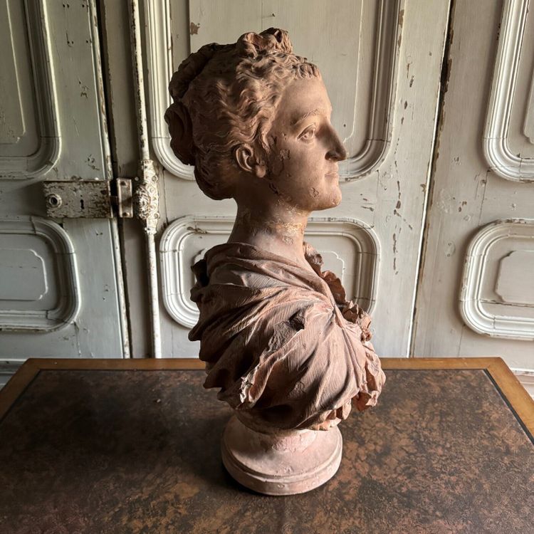 Busto in terracotta di una donna in costume di Jean-Baptiste Clésinger