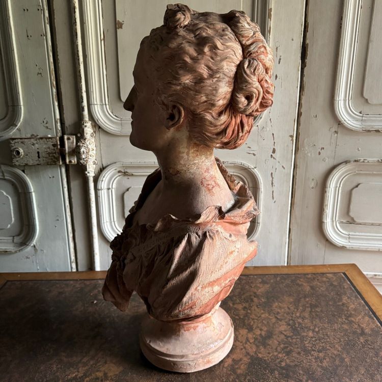 Busto in terracotta di una donna in costume di Jean-Baptiste Clésinger