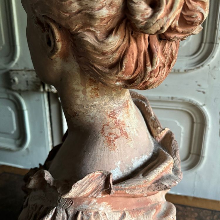 Busto in terracotta di una donna in costume di Jean-Baptiste Clésinger