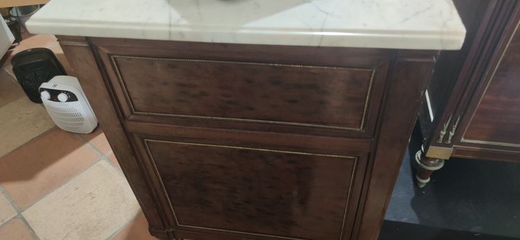 Commode Louis XVI en acajou moucheté