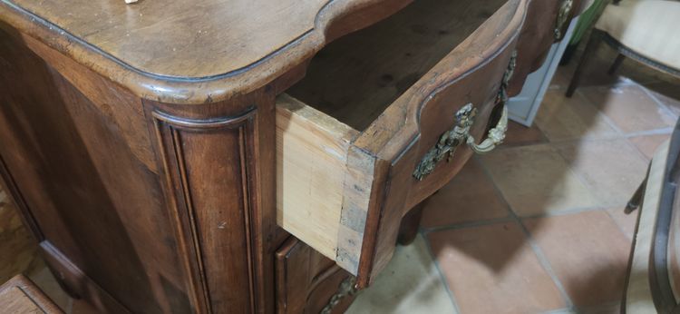 Grande commode en noyer XVIII°