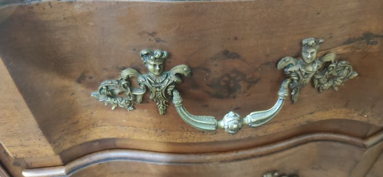 Large 18th century walnut chest of drawers