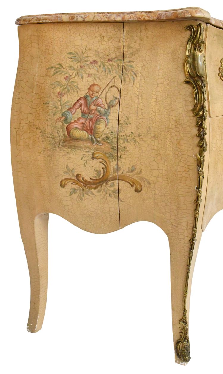 Kommode im Louis XV-Stil aus lackiertem Holz mit polychromer chinesischer Dekoration auf beigem Hintergrund