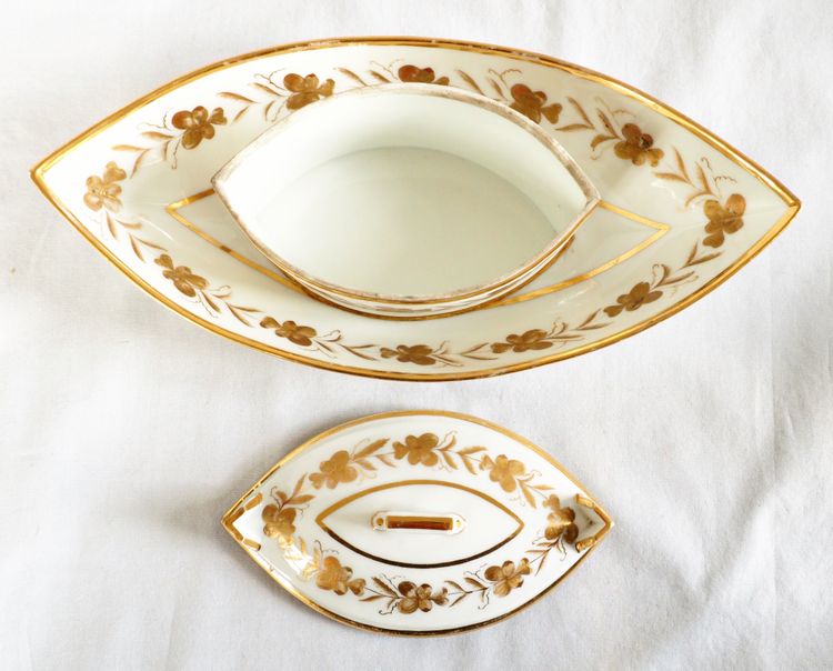 Paris porcelain butter dish from the Directoire period, late 18th century, in the Locré style