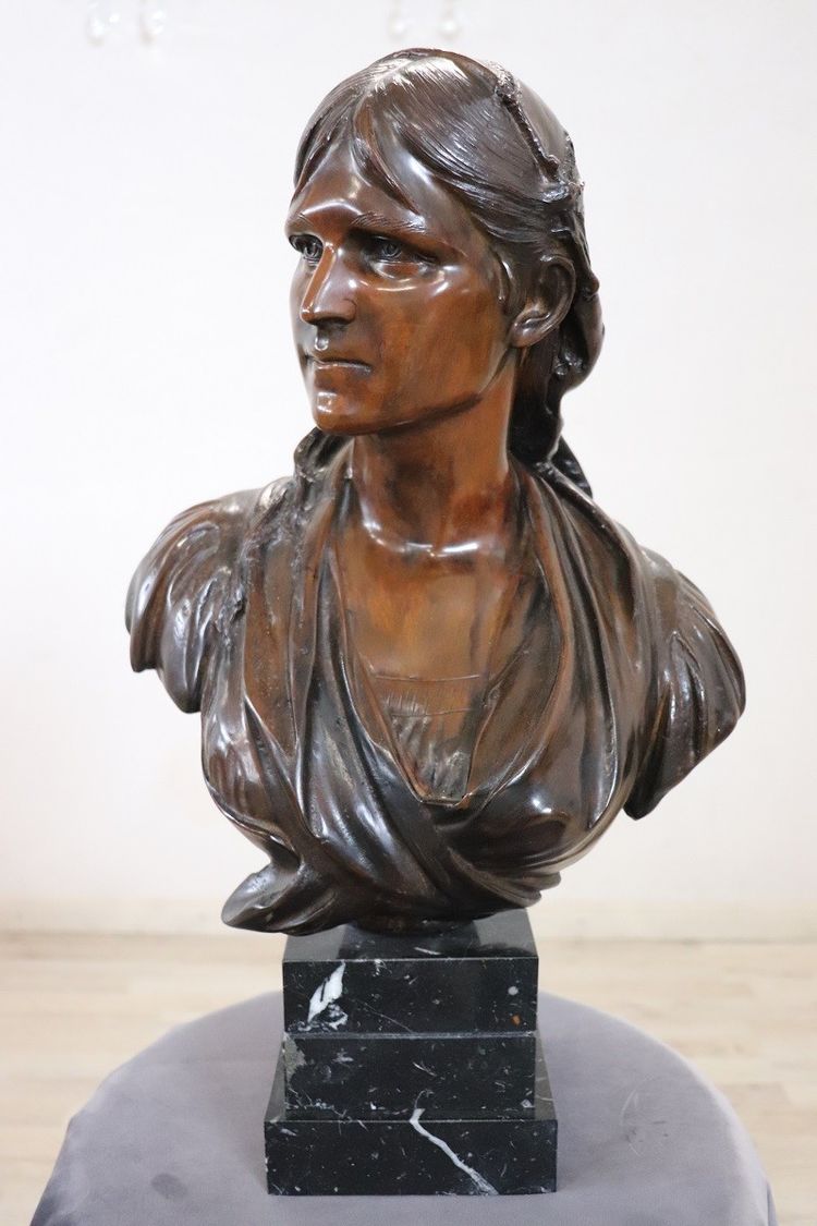 Busto in bronzo di giovane donna, firmato