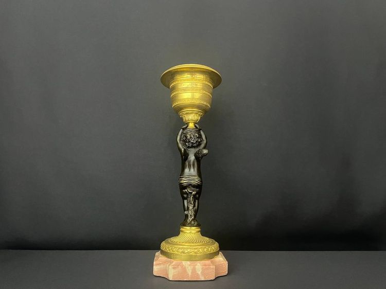 Élégant vide-poches en bronze doré et patiné avec putti – style XIXe siècle