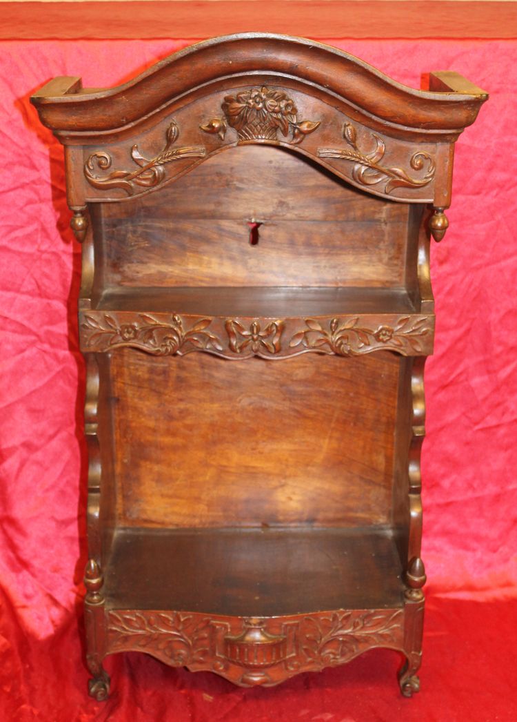 Estanier Provençal galbé de style Louis XV en bois naturel sculpté époque 19ème