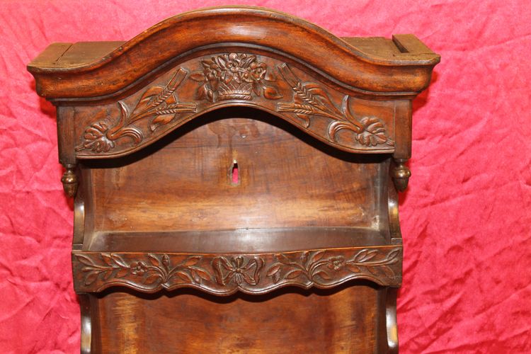 Estanier Provençal galbé de style Louis XV en bois naturel sculpté époque 19ème