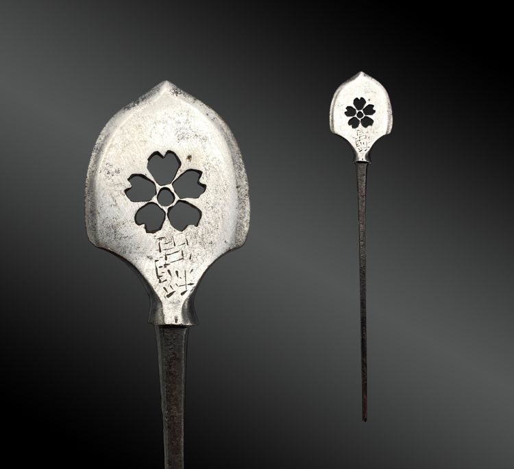 Japanese arrowhead, ya-no-né, openwork with a cherry blossom. Signed. Japan - Edo period