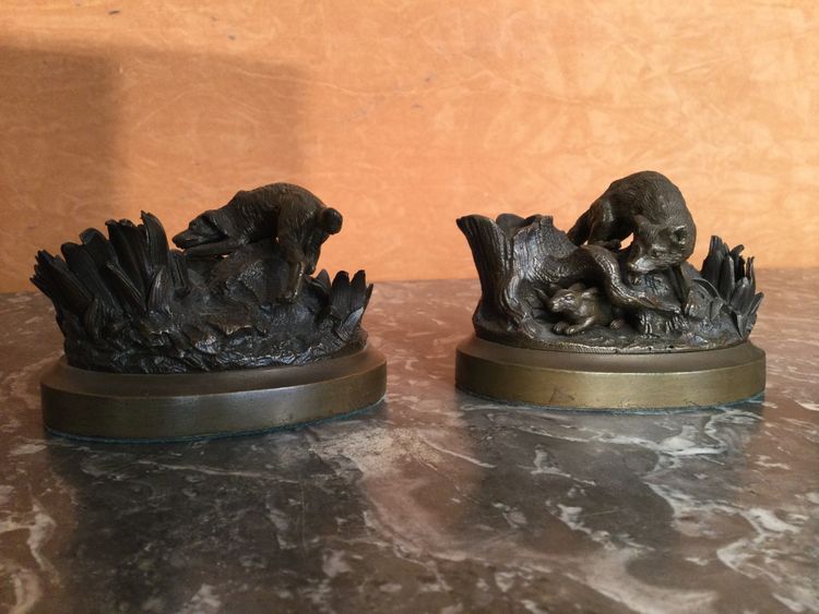 Two very small animal bronzes and Vènerie.