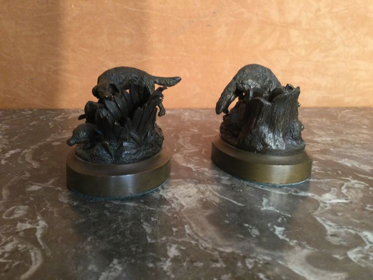 Two very small animal bronzes and Vènerie.