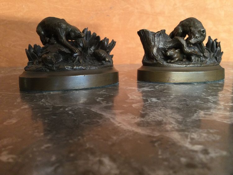 Two very small animal bronzes and Vènerie.