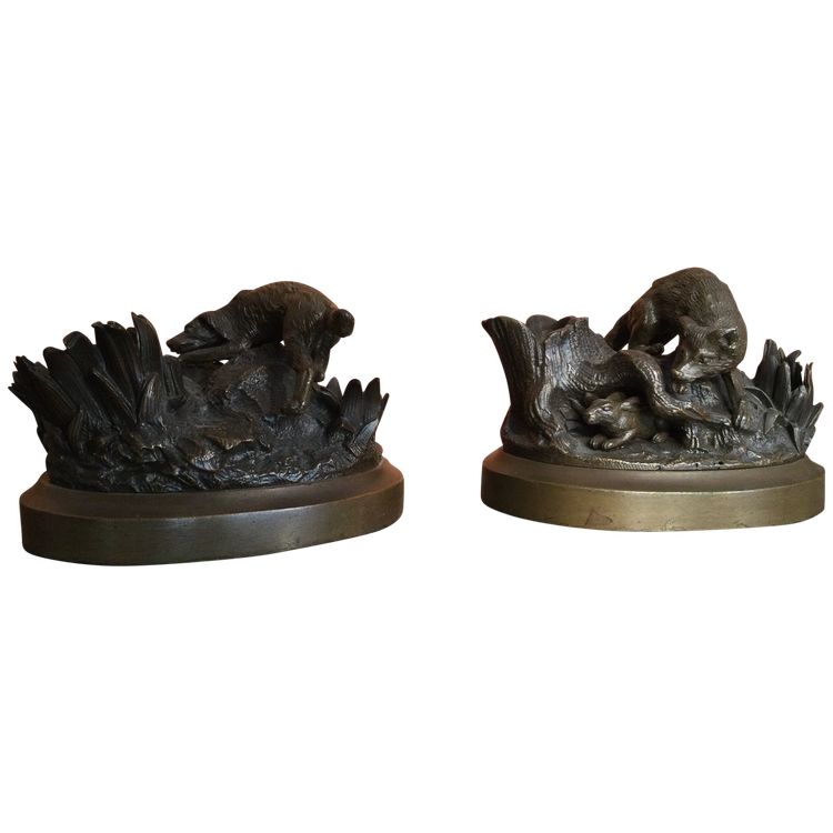 Two very small animal bronzes and Vènerie.