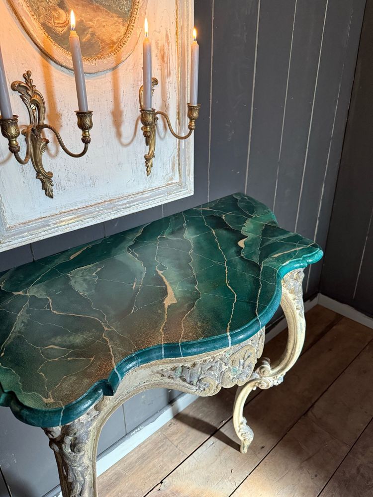 Console sculptée datant du 19e siècle belle patine, marbre vert 