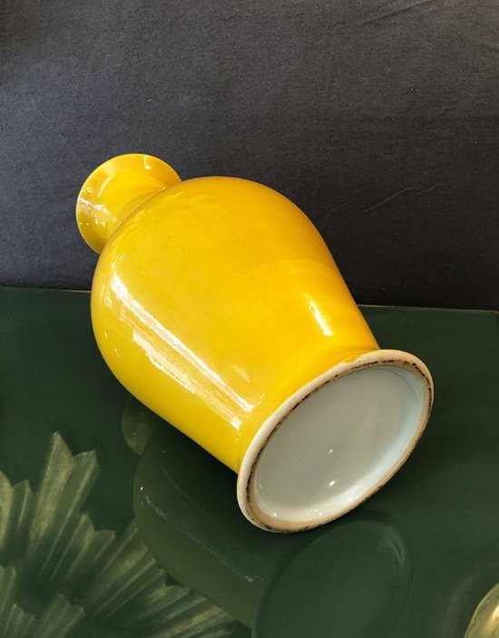 Vase Jaune En Céramique Vernissée. Chine, Début XXe Siècle