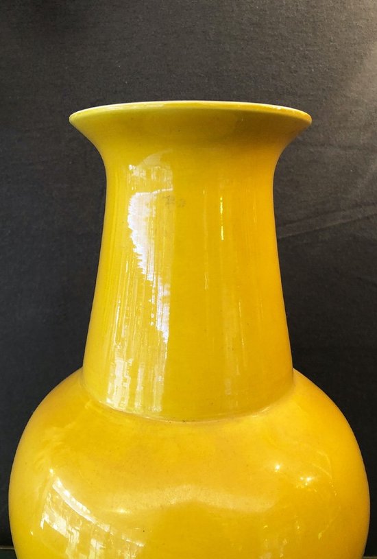 Vase Jaune En Céramique Vernissée. Chine, Début XXe Siècle