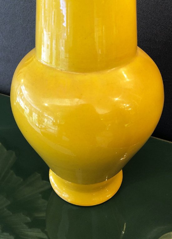 Vase Jaune En Céramique Vernissée. Chine, Début XXe Siècle