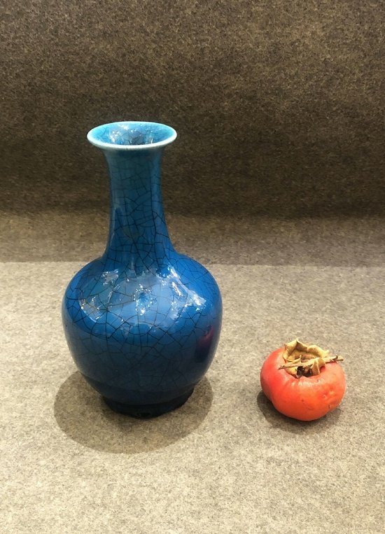 Petit Vase Craquelé Bleu, XXe Siècle