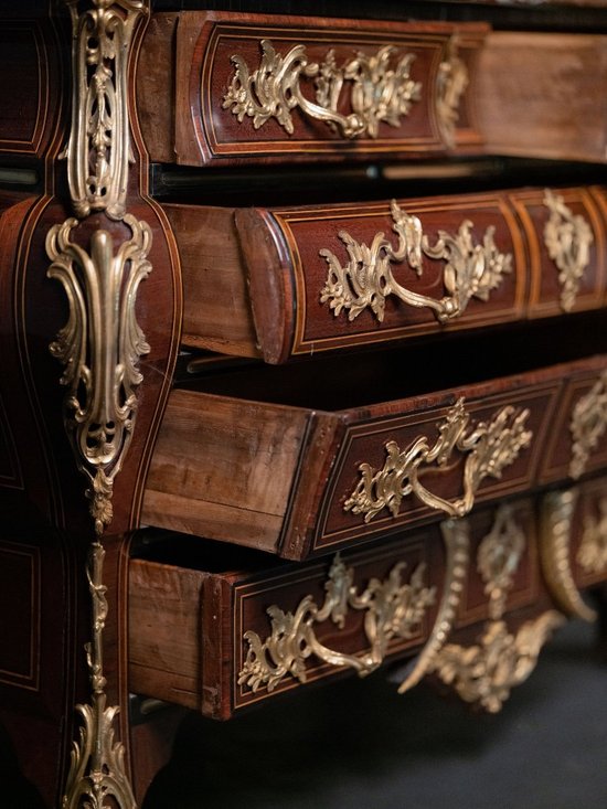 Commode Dite à Moustache. Époque Louis XIV, Première Moitié Du XVIIIe Siècle