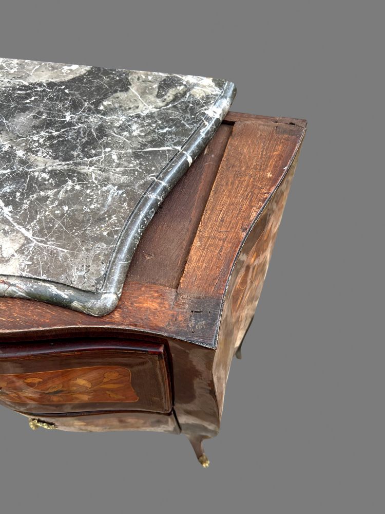 COMMODE SAUTEUSE XVIIIe EPOQUE LOUIS XV EN MARQUETERIE DE FLEURS AVEC DESSUS MARBRE 