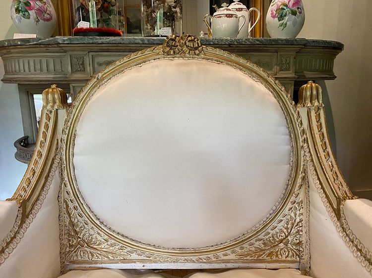 Louis XVI style marquise in white lacquered wood, gold rechampi. Circa 1900