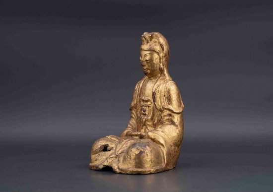 Gold lacquered bronze Guanyin, 18th century