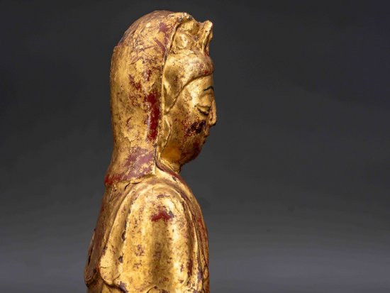 Gold lacquered bronze Guanyin, 18th century