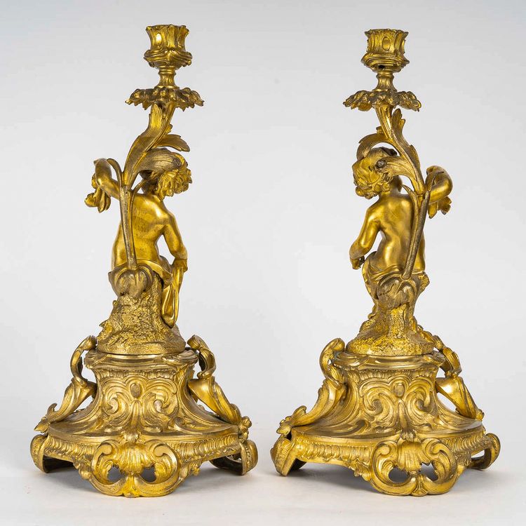 Coppia di candelieri d'epoca napoleonica III con decoro di Putti in ormolu, montati in lampada