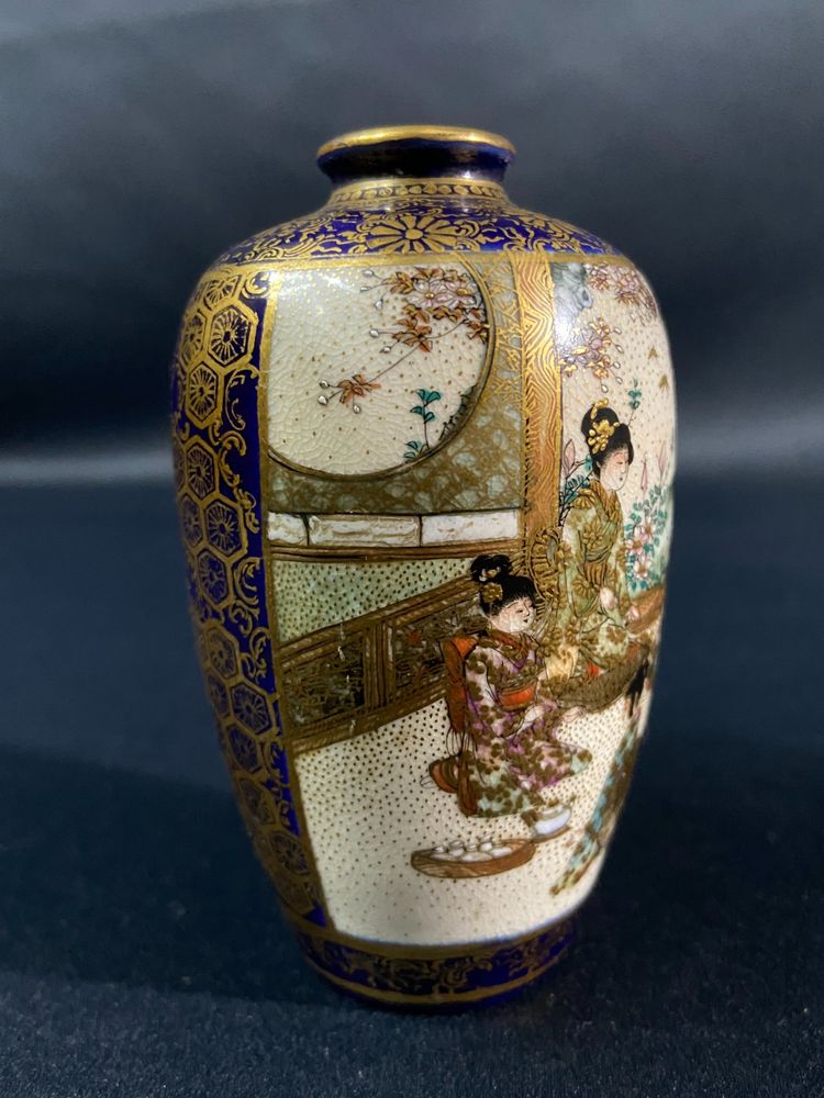 Piccolo vaso di terracotta Satsuma Giappone Meiji decorato con figure femminili blu notte e oro