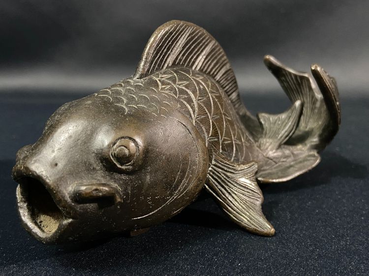 Soggetto di carpa in bronzo Giappone Meiji fine XIX secolo