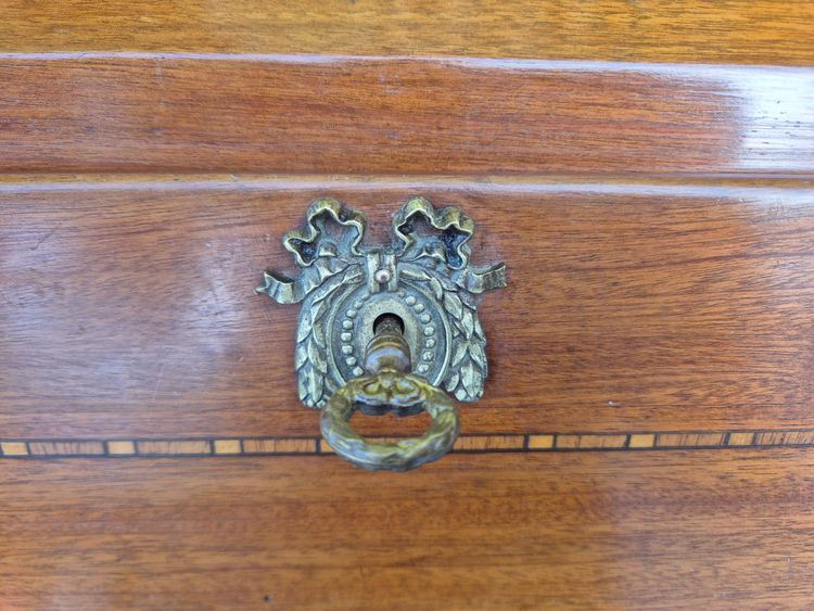 Scrivania inclinata intarsiata in stile Luigi XVI
