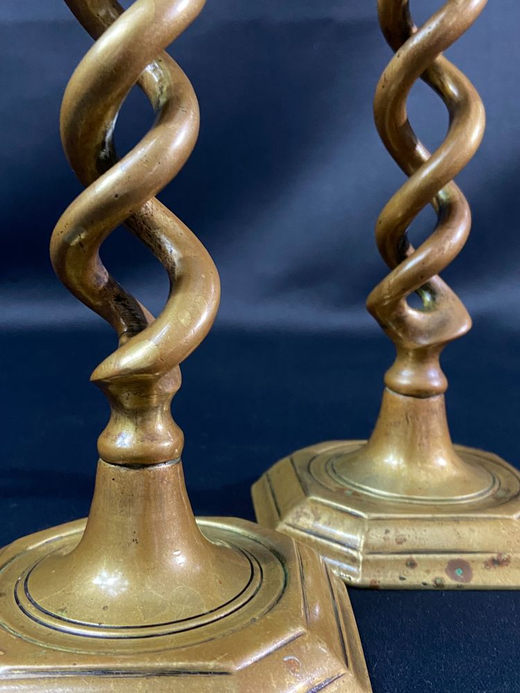 Coppia di candelieri in bronzo ritorto Inghilterra inizio XIX secolo