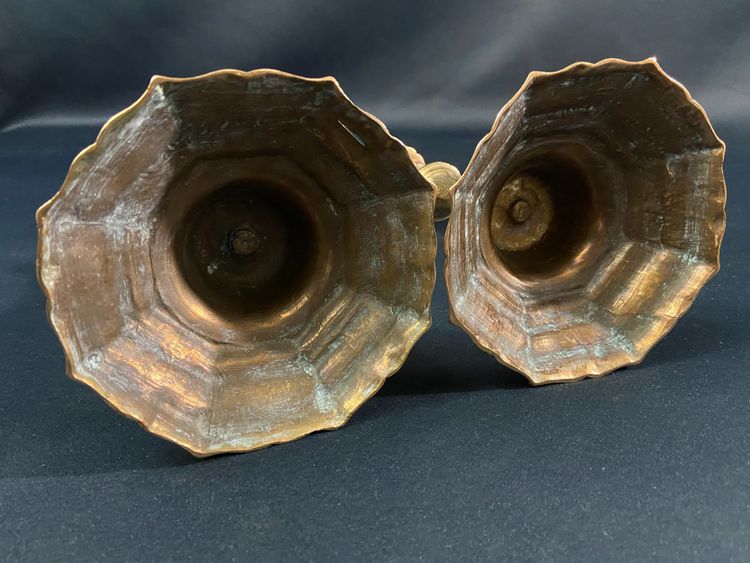 Coppia di candelieri in ottone con decorazione cesellata XVIII secolo Periodo della Reggenza