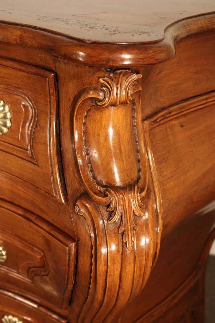  18th century Bordeaux chest of drawers