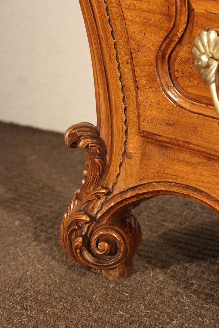  18th century Bordeaux chest of drawers