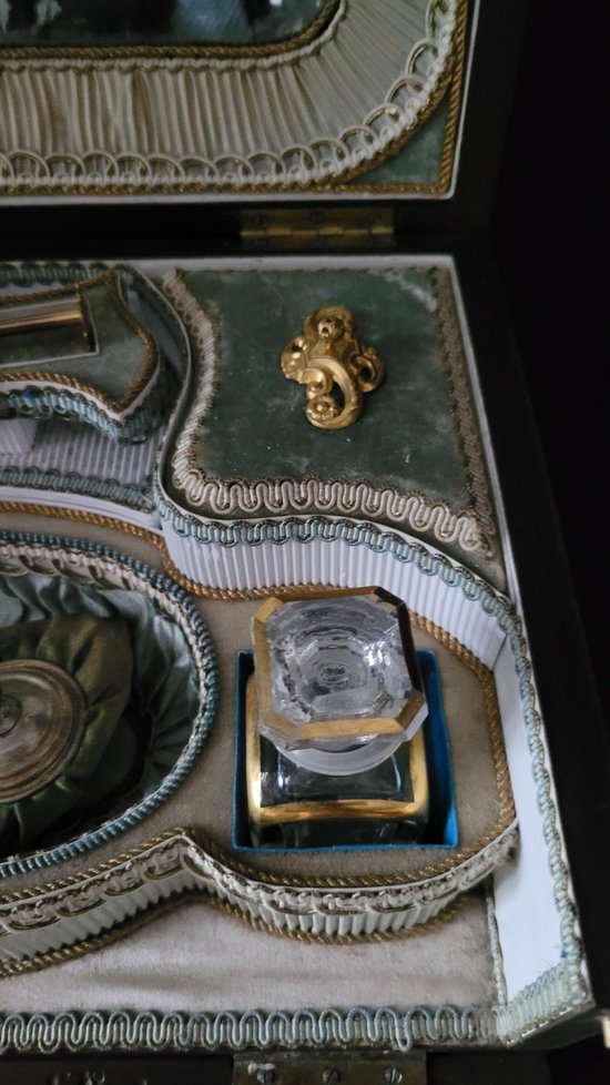 Necessaire à couture Napoleon 3 , Interieur in schönem Erhaltungszustand