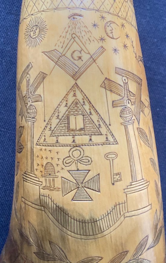 Powder flask in horn entirely engraved with masonic symbols. Beginning of XX century