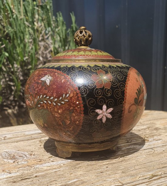 Attractive, lidded, Japanese cloisoné pot from the Meiji period