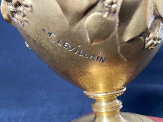 Ferdinand LEVILLAIN (1837-1905) - Gilt bronze vase on pedestal signed F.LEVILLAIN and F.BARBEDIENNE (famous founder) - Circa 1870