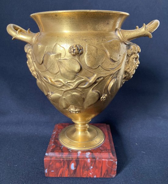 Ferdinand LEVILLAIN (1837-1905) - Gilt bronze vase on pedestal signed F.LEVILLAIN and F.BARBEDIENNE (famous founder) - Circa 1870