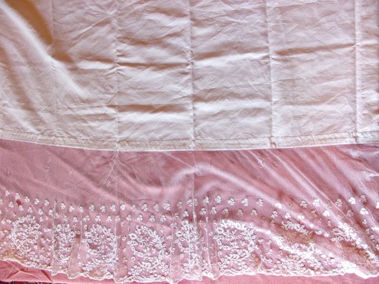 Nappe d'autel en toile et tulle brodé époque fin XIXe siècle